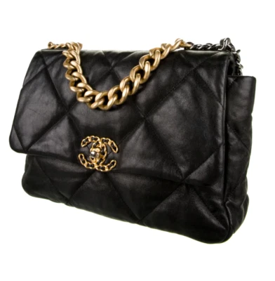 Bolso Chanel grande 19 solapas. Estado impecable. Cuero de cordero negro brillante Foto 1 de 4