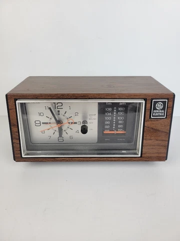 General Electric GE Alarm Clock AM/FM Radio - Vintage Wood Grain - Model 7-4550C Cover