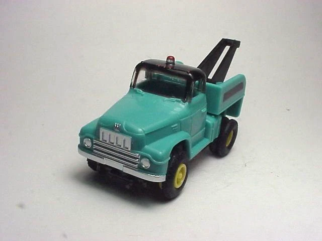MODEL MOTORING TURQUOISE TOW TRUCK KIT. PLASTIC MOLDED. LATE SUMMER SALE !!!!! - Image 1 of 1