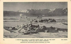 Postal postal: reabastecimiento de combustible en la cuenca del río Donjek, edificio Alaska Hwy, foto en blanco y negro - Imagen 1 de 2