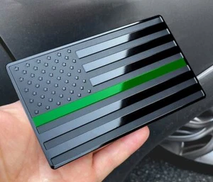 Emblema guardabarros bandera negra de Estados Unidos con línea verde para autos, camiones 5"x3" 1 pieza - Imagen 1 de 2