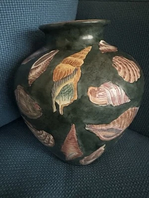 Jarrón de porcelana con textura de concha marina color verde azulado  Foto 1 de 4