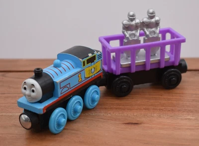 Trenes ferroviarios de madera Thomas Castle Delivery Royal Crest Thomas & Friends Foto 1 de 4