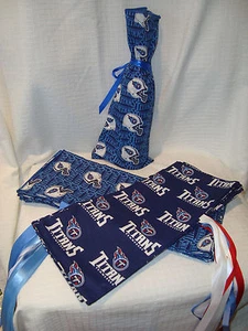 Tennessee Titans NFL Hecha a Mano Tela de Algodón 15""x6.5"" Vino/Regalo Bolsa Cubierta NUEVA - Imagen 1 de 1