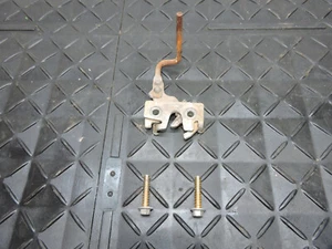 3032E JOHN DEERE - Hood Latch, Lever & Hardware - LVU20386 LVA20999 3038E #32 - Foto 1 di 7