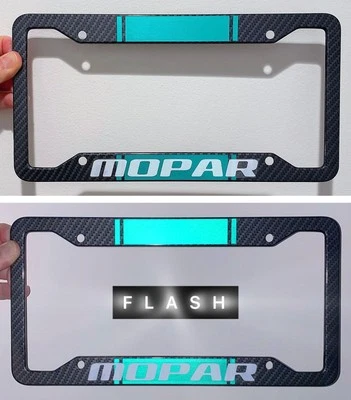 Marco de matrícula reflectante verde Mopar aspecto de fibra de carbono Foto 1 de 4