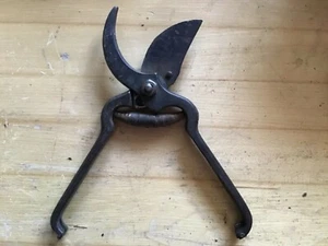 Antique Vintage 9” Iron Hand Pruners - works, good spring & blades, broken latch - Picture 1 of 5