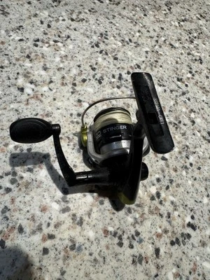 Carrete giratorio Zebco Fishing Stinger tamaño 10 4,3:1 línea trenzada preenrollada Foto 1 de 4