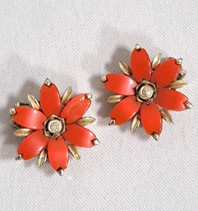 VTG CORO Coral Flower Clip Earrings Signed Beautiful Retro Floral 1" Wide - Picture 1 of 6
