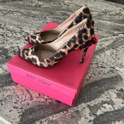 Zapatos de salón Betsey Johnson Harbur marrón leopardo con volante rojo, talla 5,5 Foto 1 de 4