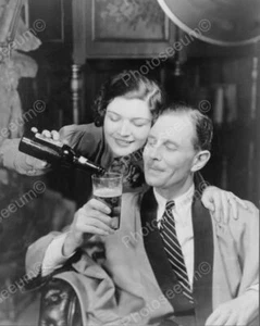 Distinguished Couple Share A Beer 1950s 8x10 Reprint Of Old Photo - Bild 1 von 1