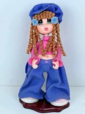 Кукла ручной работы из глины на деревянной подставке высотой 11 дюймов. Уникальная девочка поколения Z - Изображение 1 из 4