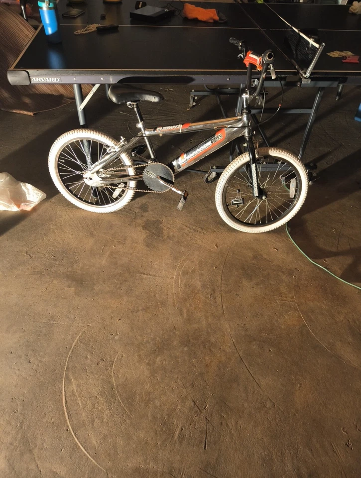 Bicicleta en buen estado ver tipo de ruedas rasgadas necesita un poco de aire Foto 1 de 1