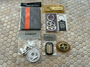 TOYOTA OFFIZIELLES SCION SET SCHLÜSSELANHÄNGER OHRHÖRER GADET HÜLLE HUNDEMARKE x7 NEU - Bild 1 von 10