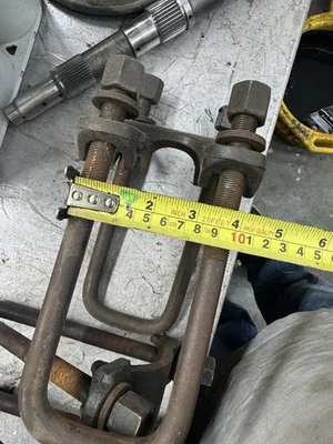 Pernos en U (como nuevos) soportes de percha trasera camioneta Chevrolet GMC 70’ Chevy Foto 1 de 4