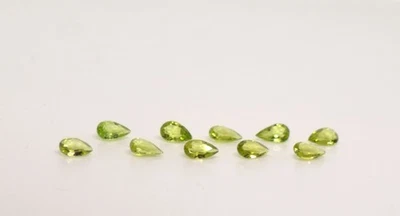 Peridot Edelsteine, kräftiges Grün, 10 Stück im Etui, total 7,8 Karat, 8x5 mm - Bild 1 von 4
