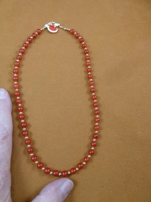 v321-8A) 16 英寸长橙色红玉石 + 黄铜珠项链 14K 金龙虾扣 — 第 1/2 张图片