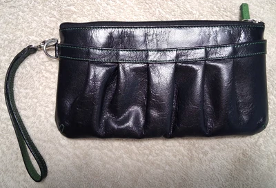 Bolso sin asas Tusk sobre negro suave con interior verde y correa buen estado Foto 1 de 4