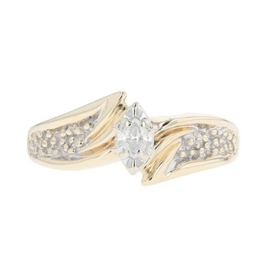 Anillo de compromiso solitario de diamantes de 0,09 quilates con detalles oro multitono de 10 k talla 7,25 Foto 1 de 4