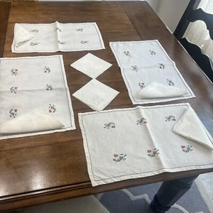 Vintage Hand Embroidered 4 Placemats with 6 napkins - Picture 1 of 6