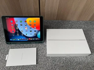 Apple iPad 9th Generation - 64GB - WIFI - Silver - Pristine Condition with Case - Afbeelding 1 van 7
