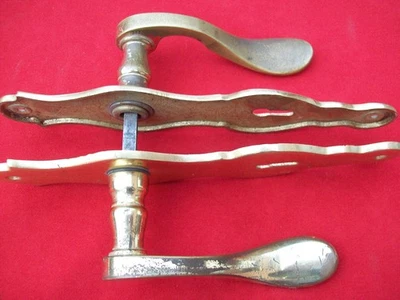 OCCASION UNE PAIRE DE POIGNÉES DE PORTE EN LAITON AVEC PLAQUE DE PROPRETÉ - Photo 1/4