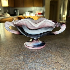 Fenton Vidrio Púrpura Blanco Escoria Doble Mango Tres Frutas Pedestal Cuenco De Colección - Imagen 1 de 5