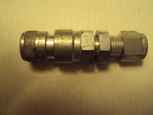 Swagelok B-QC4-B1-400-IS; 1/4 qik conect bulkhead body w/ 1/4" tube fitting - Picture 1 of 1