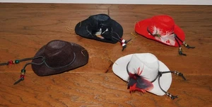 LOTE de 4 Sombrero de Vaquero de Fieltro Adorno de Navidad Rojo Blanco Negro Marrón Con Cuentas - Imagen 1 de 5