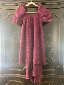 $78 Vestido Mia Joyfilm Lilya Cuello Cuadrado Manga Abullonada Alto-Bajo | Ciruela - Imagen 1 de 16