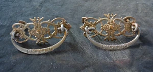 PAIR ANTIQUE 19TH C DRESSER DRAWER CAST BRASS BACK PLATES & PULLS (8C) - Bild 1 von 3