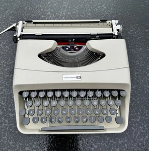 Nice Vintage UNDERWOOD 18 Portable Manual Typewriter with Smart Carry Case - Picture 1 of 12