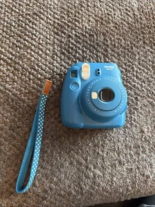 FUJIFILM Instax Mini 9 analoge Sofortbildkamera getestet blau türkis - Bild 1 von 8