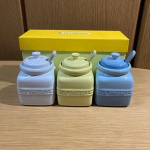 Le Creuset 3er Mini Glas mit Löffel 3 Farben Marmelade Gewürzglas Kanister - Bild 1 von 10