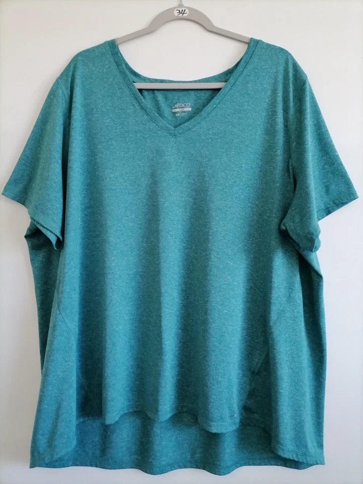 Camiseta BCG Feminina Verde-azulada Bainha Alta Baixa Casual Manga Curta Plus Size 3X - Imagem 1 de 4