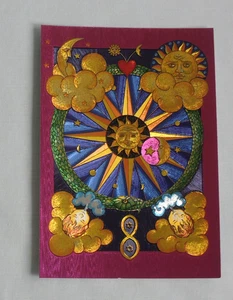 1x Postkarten Sonne Mond Sterne Wolken Engel pusten Herz gold Waage Muster - Picture 1 of 2