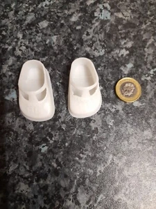 Par de zapatos de muñeca blancos vintage - Imagen 1 de 1