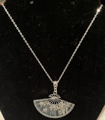 Colgante abanico tono plata con cadena chapada en plata de 18 pulgadas nuevo hecho a mano Foto 1 de 4