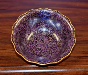 5" VINTAGE BEIJING CLOISONNE BOWL PURPLE SCALLOPED EDGE EXCELLANT CONDITION - Picture 1 of 4