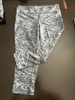 Gap Fit Womens Gray Black Camouflage Stretch High Rise Capri Leggings Size Large - Image 1 of 4