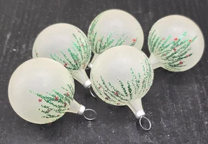 5 Vintage mattierte 1,5" Kugel Weihnachtsschmuck Glitzer Stechpalme Beere handdekoriert - Bild 1 von 4