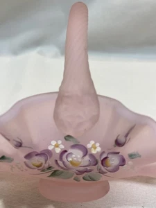Fenton Mini-Korb handbemalt rosa satiniertes Glas lila Rosen - Bild 1 von 9