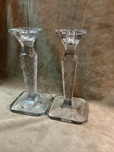 Coppia di candelabri incisi vintage anni 20 vetro Fostoria colore chiaro rosa floreale - Foto 1 di 8