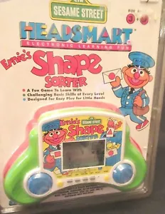 SESAME STREET ELECTRONIC ERNIE'S SHAPE SORTER JUEGO PORTÁTIL NUEVO Y SELLADO - Imagen 1 de 4