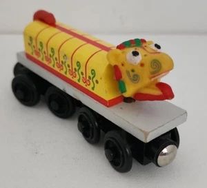 Chinesischer Drache Thomas die Zugfreunde Holzeisenbahn Panzer Lok 2003 magnetisch - Bild 1 von 4