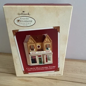 Hallmark Andenken Ornament Clara's Hallmark Store 2002 Häuser Nostalgic Club KOC - Bild 1 von 3