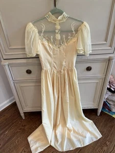 Maxi abito vintage fatto a mano anni 70 giallo linea A pizzo scollo Belle Small - Foto 1 di 9