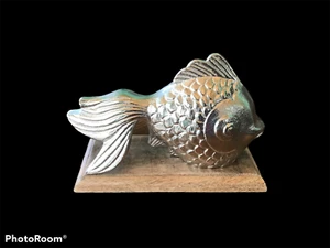 Gehöft Metall silberfarben asiatische Karpfen Koi Fisch Statue Figur Deko Holzsockel - Bild 1 von 5