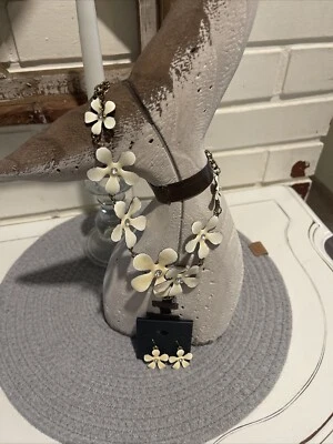 Juego de collar y pendientes de flores blancas/doradas Foto 1 de 4