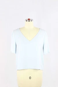 Blusa Top Aritzia BABATON Randy Azul Claro Mate Satinado Recortado Cuello en V, Talla M - Imagen 1 de 14
